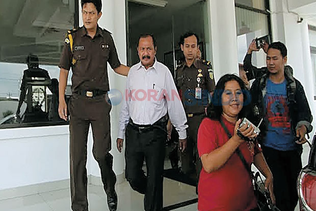 Kejari Tahan Anggota...