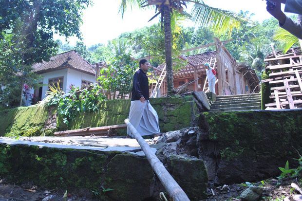 Tanah Bergerak Ancam...