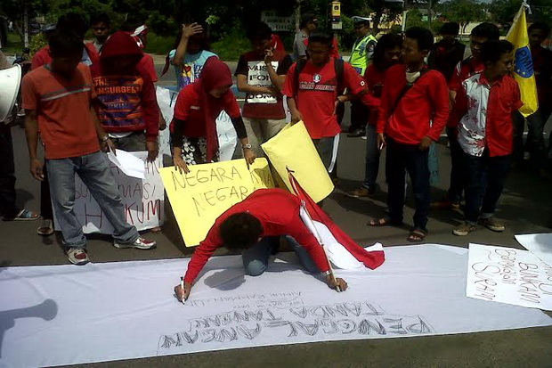Mahasiswa Desak Penuntasan...