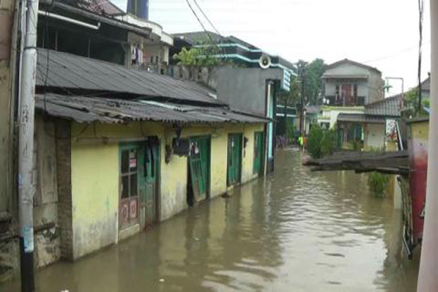 Kali Angke Meluap, Ratusan...