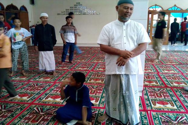 Bambang Widjojanto Salat...
