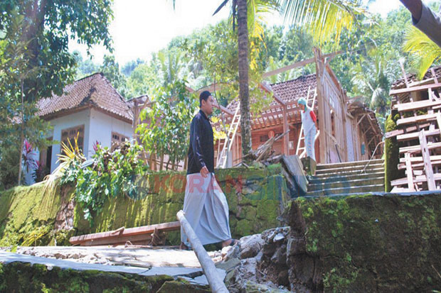 Tanah Bergerak Ancam...