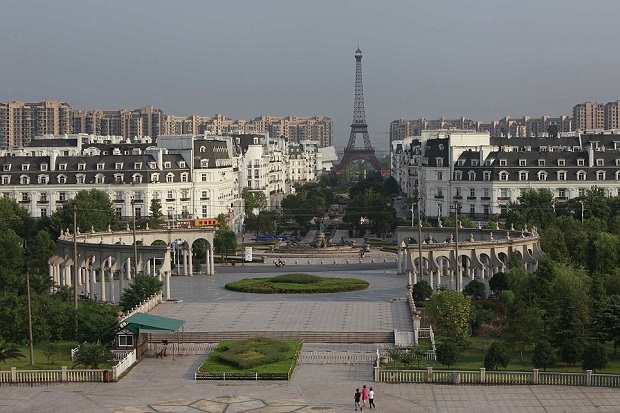Replika Menara Eiffel...