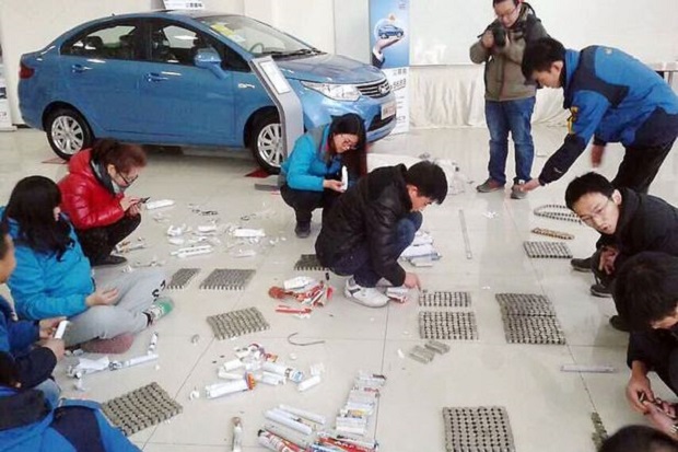 Pria China Beli Mobil...