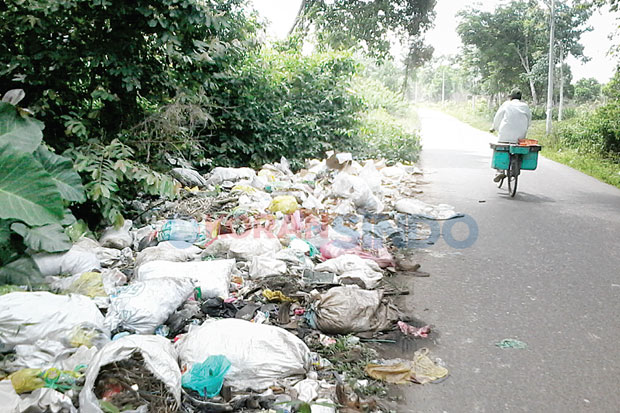 Sampah Menumpuk di Pinggir...