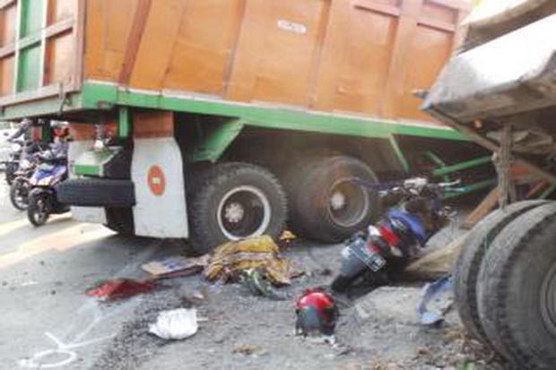 Tabrak Truk, Sopir dan...