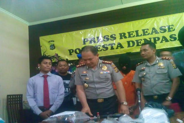 Asik SMS-an saat Kencan,...