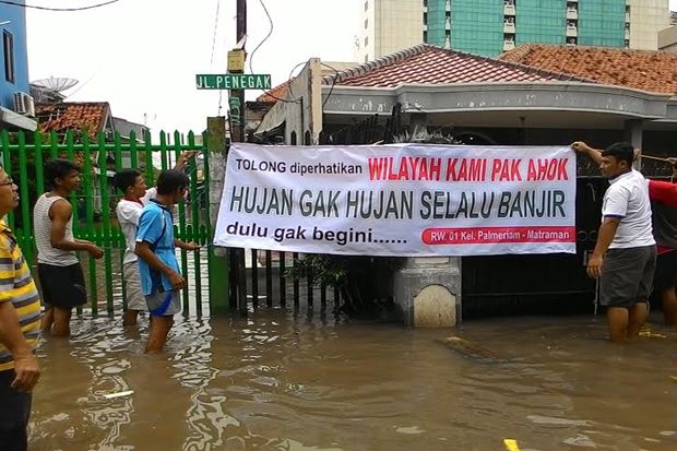 Tak Ada Hujan, Ratusan...