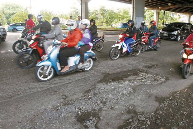 Ratusan Titik Jalan...
