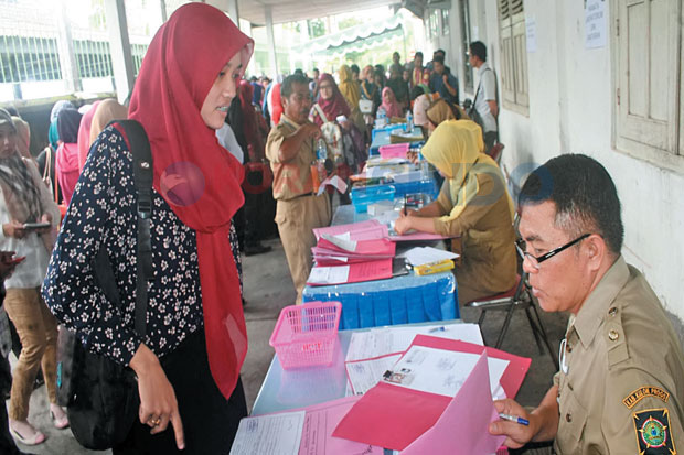 Ratusan Pencari Kerja...