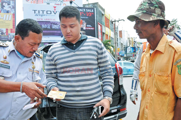 Tarif Parkir dan Status...