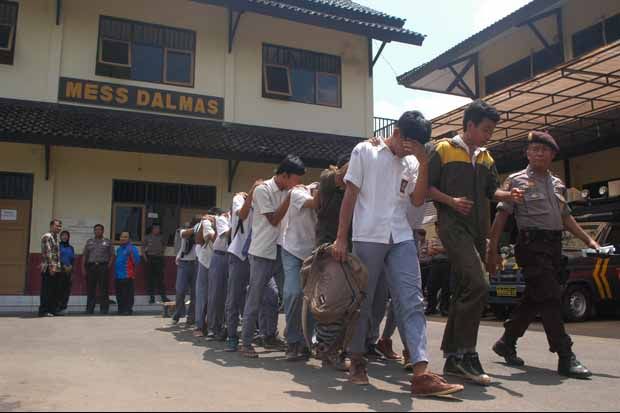 Bolos Sekolah, Puluhan...