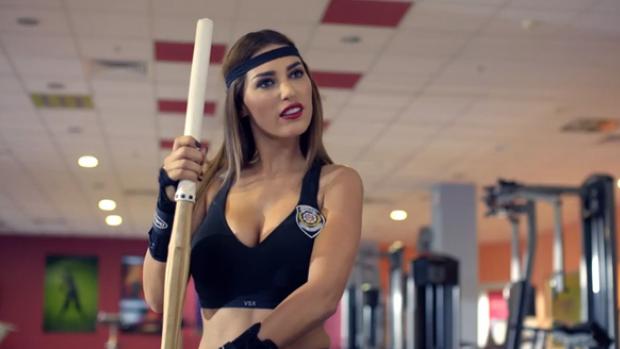 Istri Sneijder Bikin...