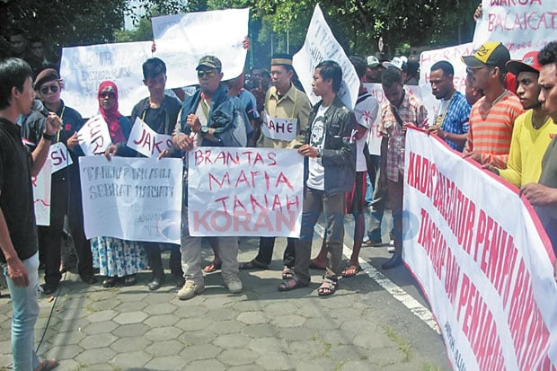 Warga Minta Kades Balecatur...