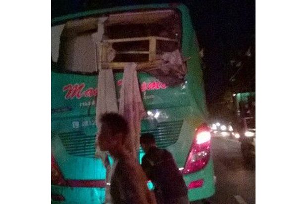 Tabrak Truk Trailer,...