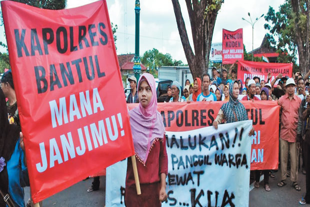 Ratusan Warga Tuntut...