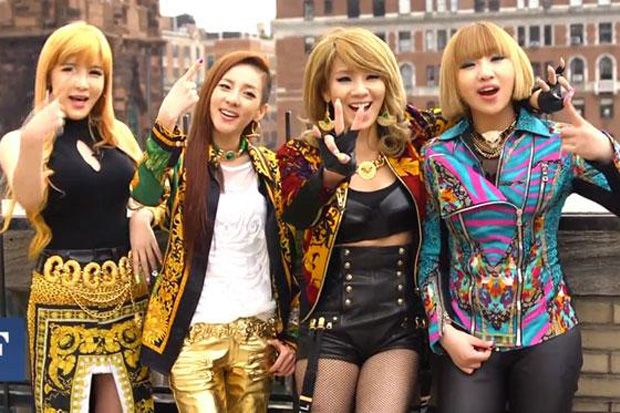 2NE1 Persembahkan Penghargaan...