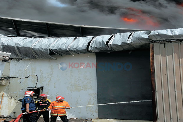 Tiga Pabrik Hangus Terbakar