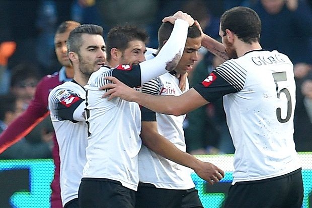 Lazio Tumbang di Tangan...