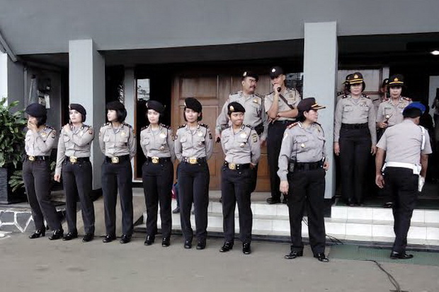 Polwan Cantik Ikut Amankan...