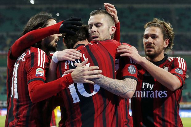 Milan Bermain dengan...