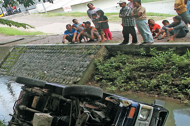 Pulang Berbelanja, Mobil...