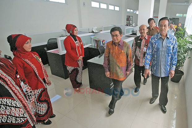 OJK Awasi Industri Keuangan...