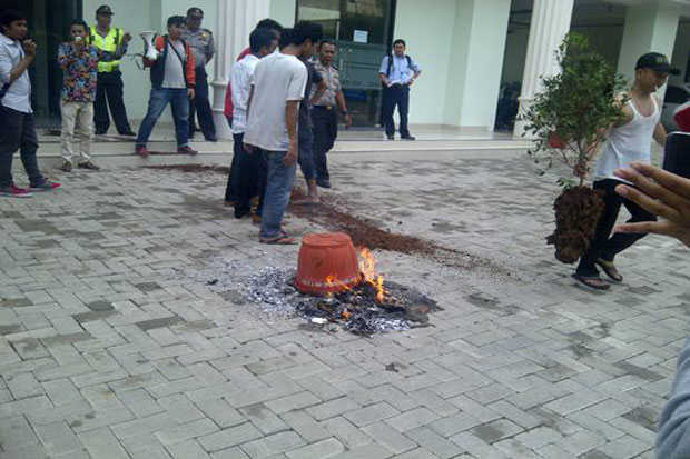 Protes Penertiban, Puluhan...