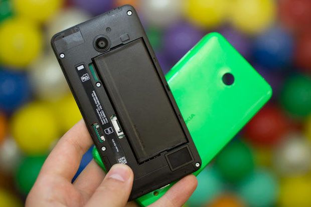 Tiga Smartphone dengan...