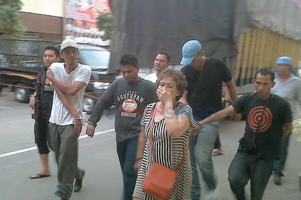 Polisi dan Warga Baku...