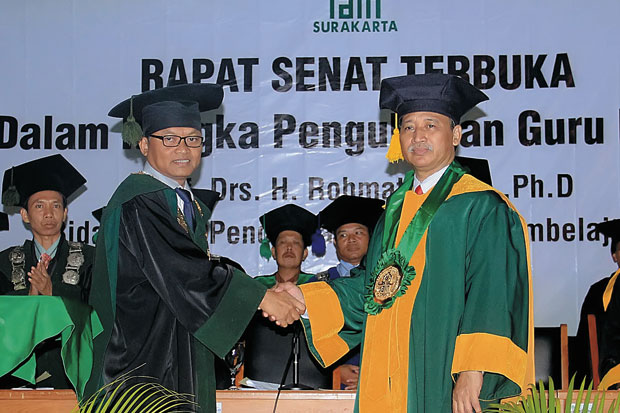 Rohmat, Guru Besar Pertama...
