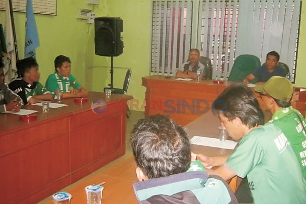 Indra Didesak Mundur