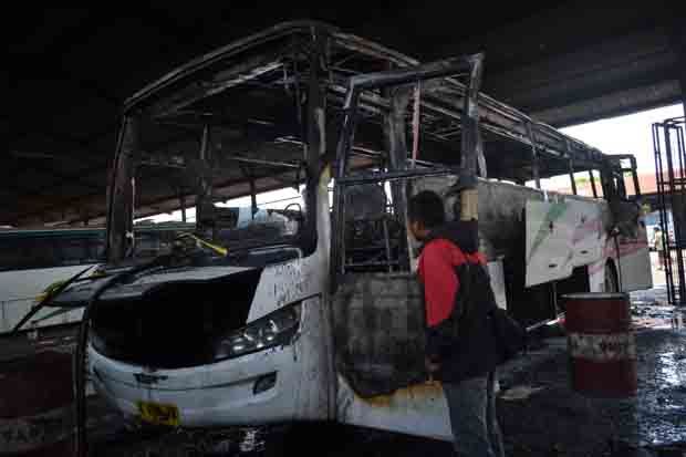 Dua Bus Dewi Sri Terbakar...