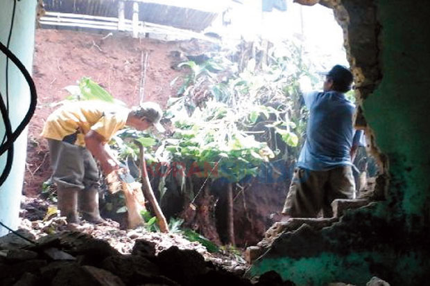 Longsor Cibadak Rusak...