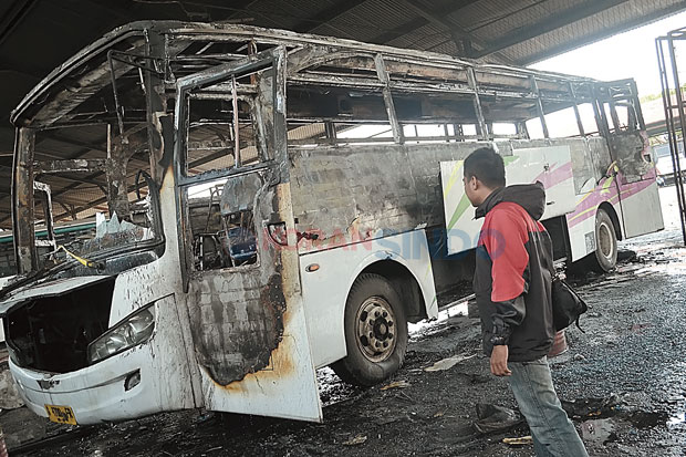 Korsleting, Dua Bus...