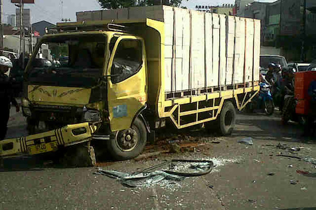 Truk Muatan Hebel Seruduk...