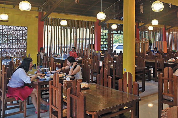 Mencicipi Seafood Khas...