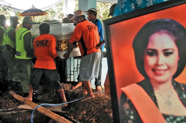 Djujuk Dimakamkan Satu...