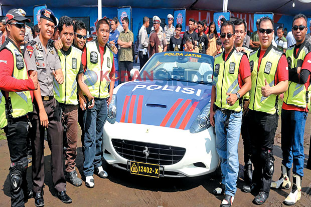 Polda Pamer Mobil Patwal...