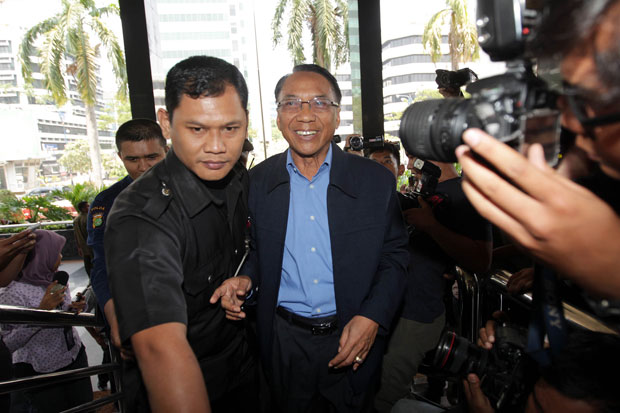 Jero Wacik Tunggu Proses...