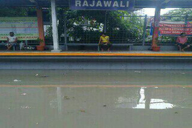 Hujan Seharian, Stasiun...