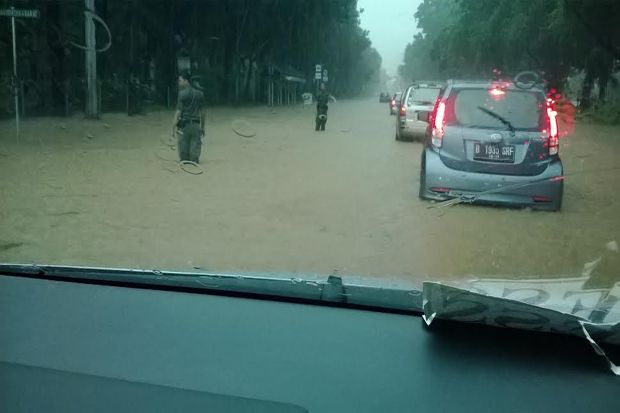 Jalan Depan Istana Negara...