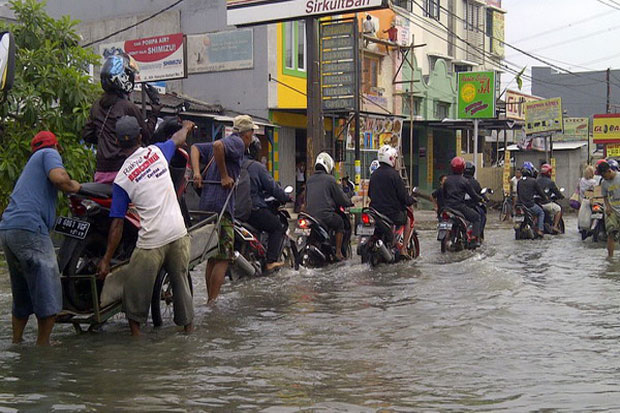 Jakarta Terendam, Penarik...