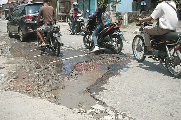 Warga Mengeluh Jalan...