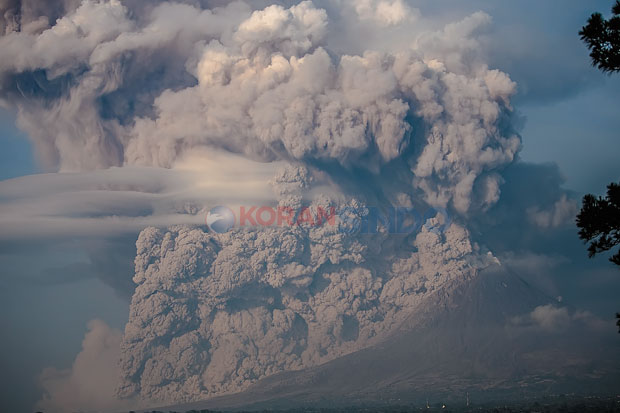 Sinabung Luncurkan Awan...