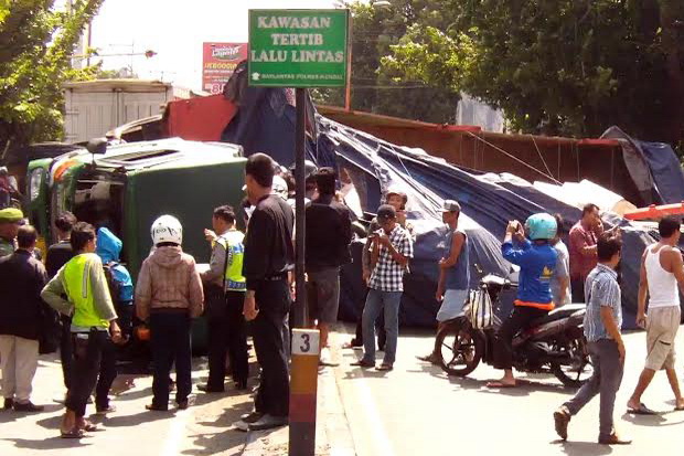 Truk Trailer Terguling...