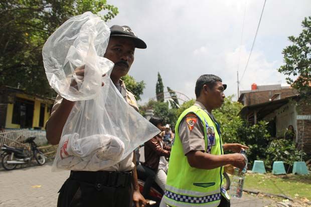 Polisi Buru Tersangka...