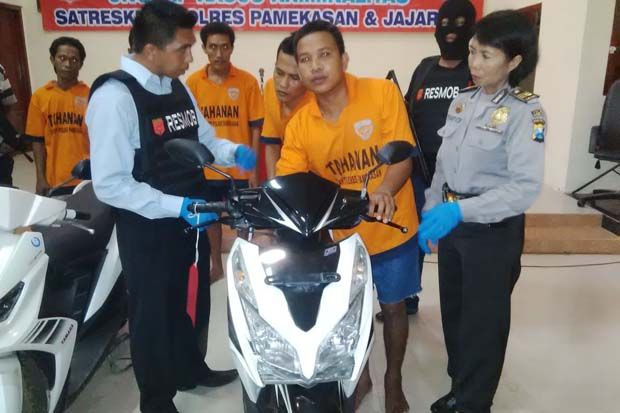 Sopir Angkot Curi Motor...