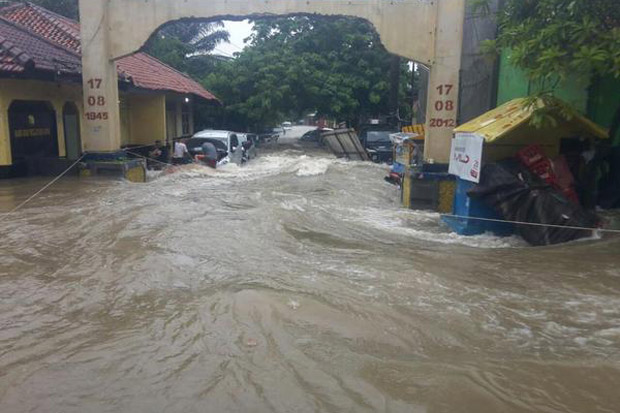 Jalan di Perumahan Ciledug...