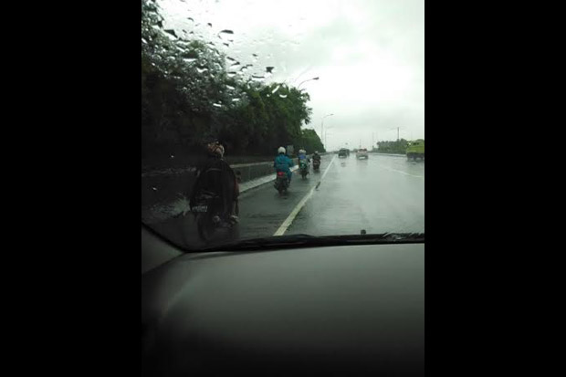 Jalan Yos Sudarso Tergenang,...